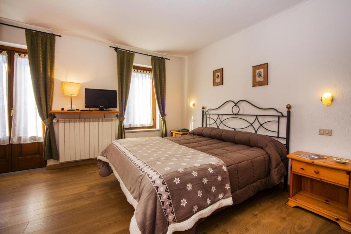 Joli Hotel